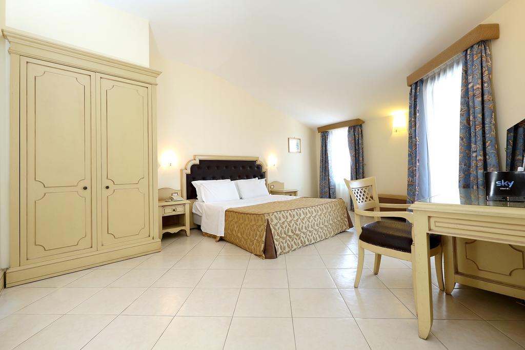 Grand Hotel Faraglioni أكيتْريتْسا الغرفة الصورة